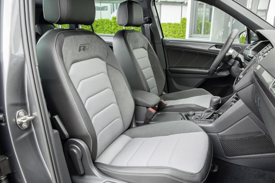 Интерьер Volkswagen Tiguan R-Line 2016 года  (WW) (фото 7 из 36)
